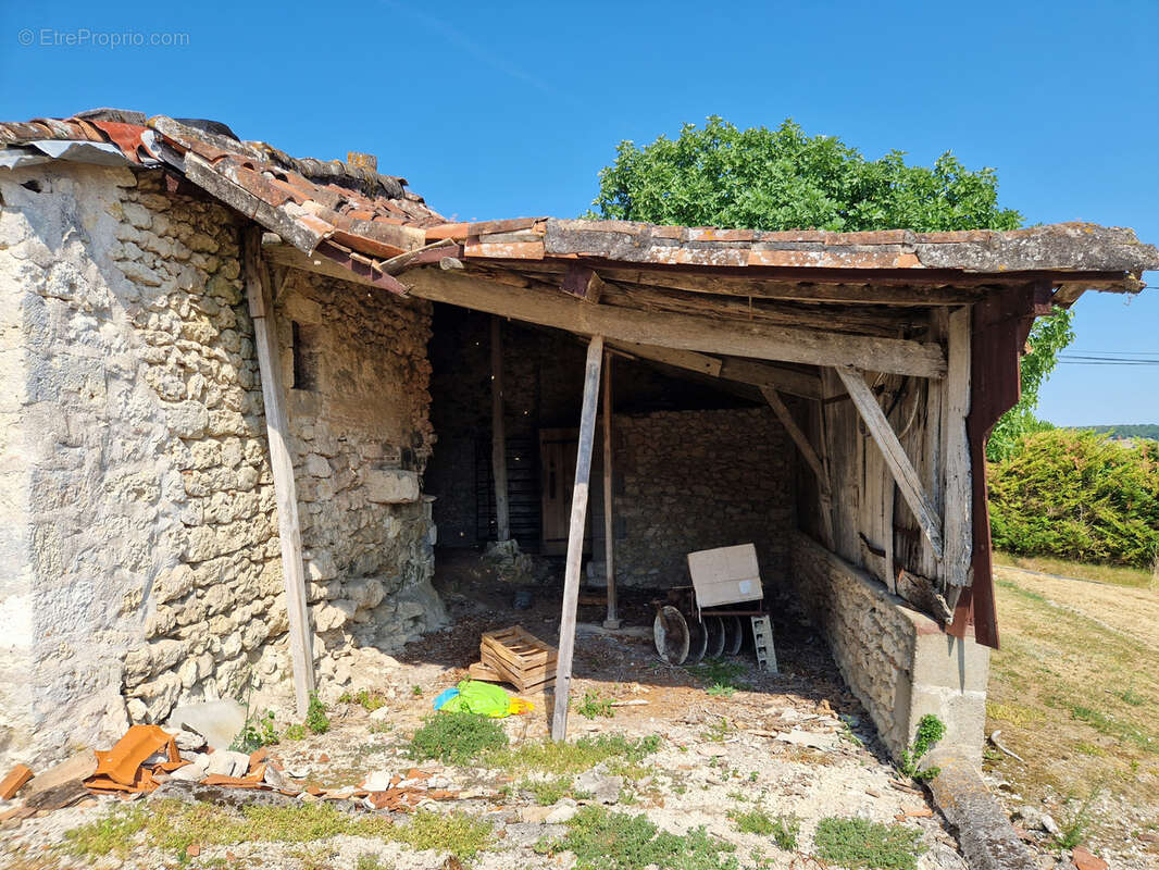 Sur les hauteurs d'Hautefage, vue MAGNIFIQUE. Ensemble immobilier Maison-Grange-Longère en pierre à rénover. - photo 11