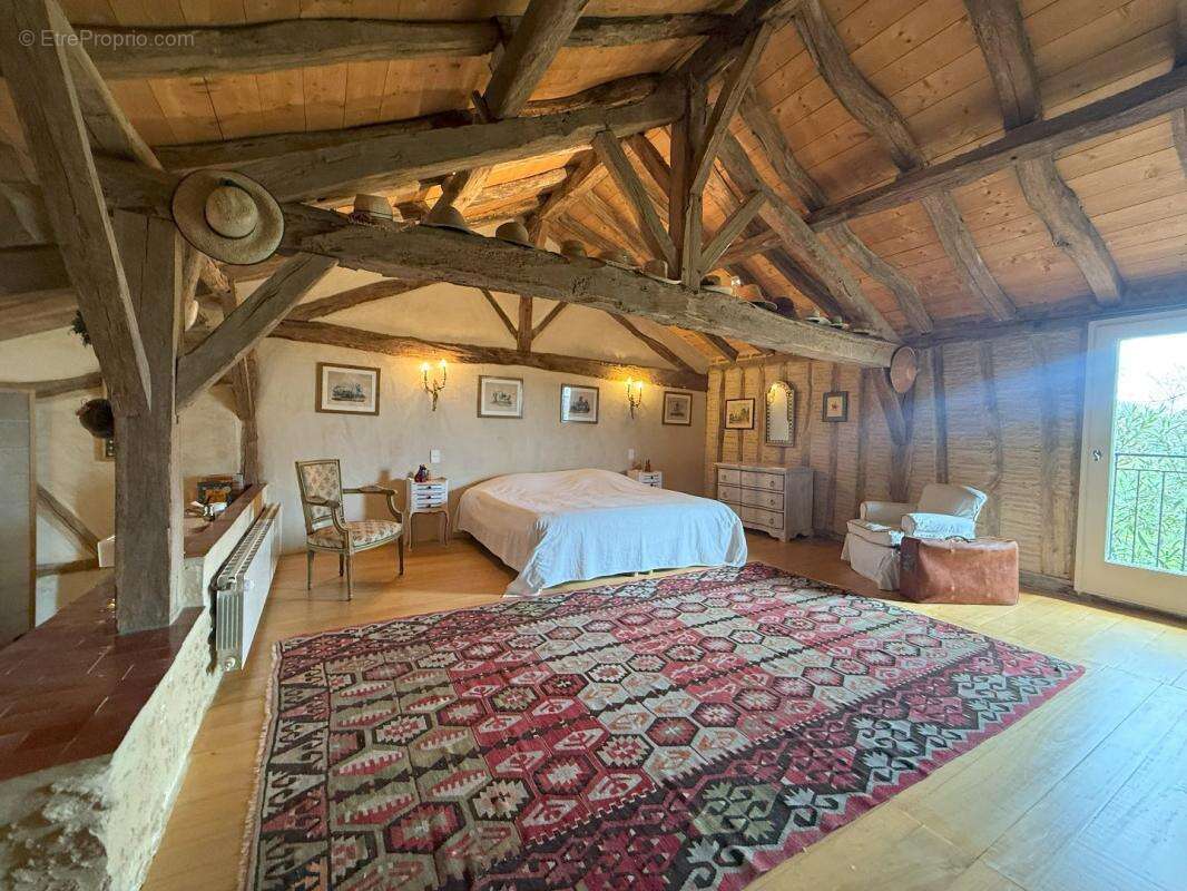 Maison à VIC-FEZENSAC