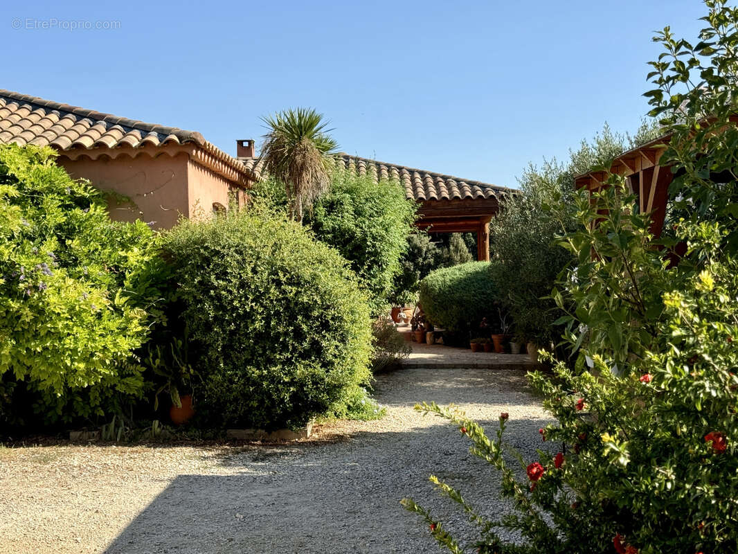 Maison avec vue à 10 min d'Uzès de 151 m2 sur 1252 m2 sans vis à vis, arboré piscinable et au calme - photo 8