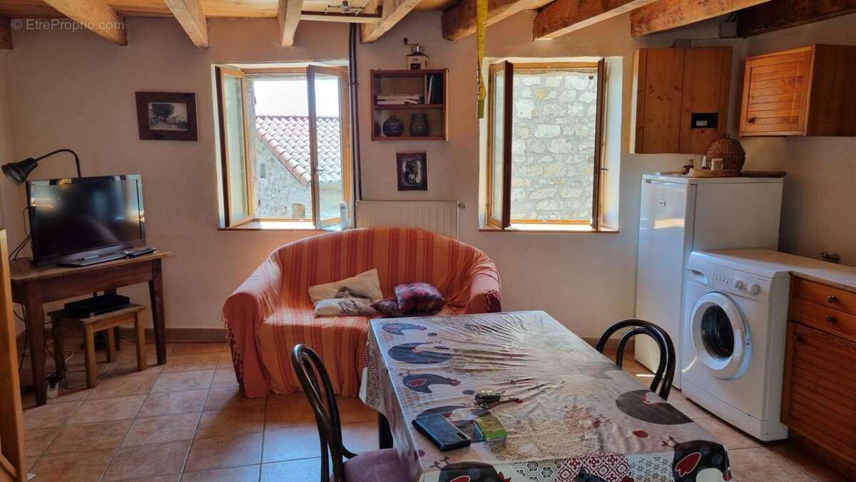 Le BESSAT 42660 Secteur Graix maison de village 2 chambres garage terrain non attenant 285m² - photo 4