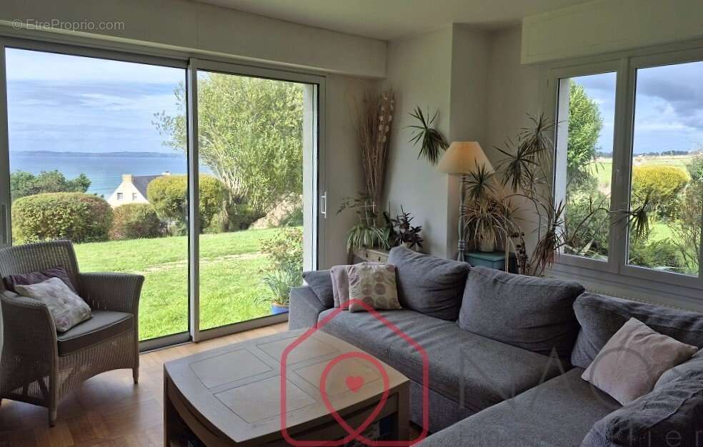 Maison à KERLAZ