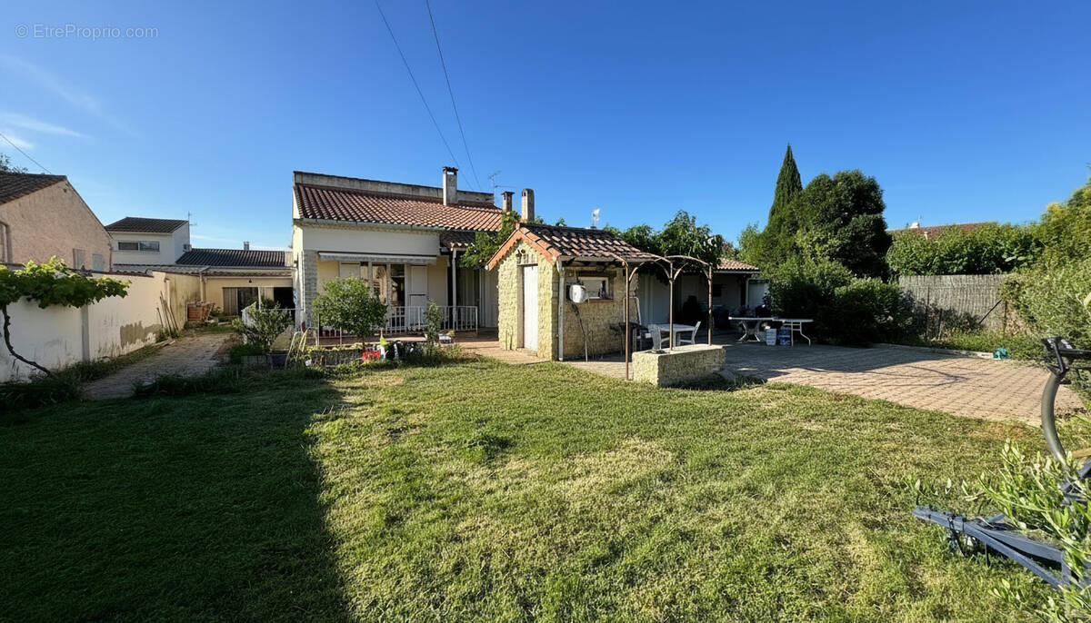 Maison à ENTRAIGUES-SUR-LA-SORGUE
