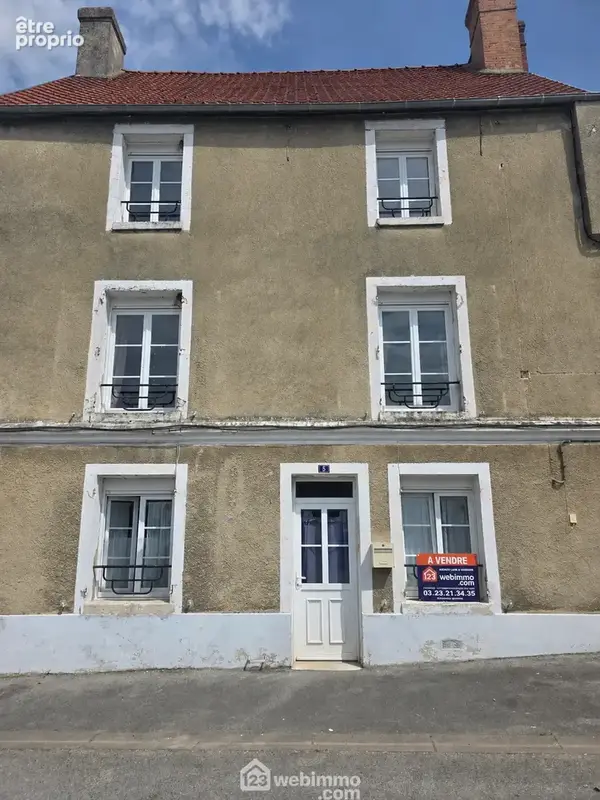 Une façade pleine de caractère qui ne demande qu'à retrouver tout son éclat.