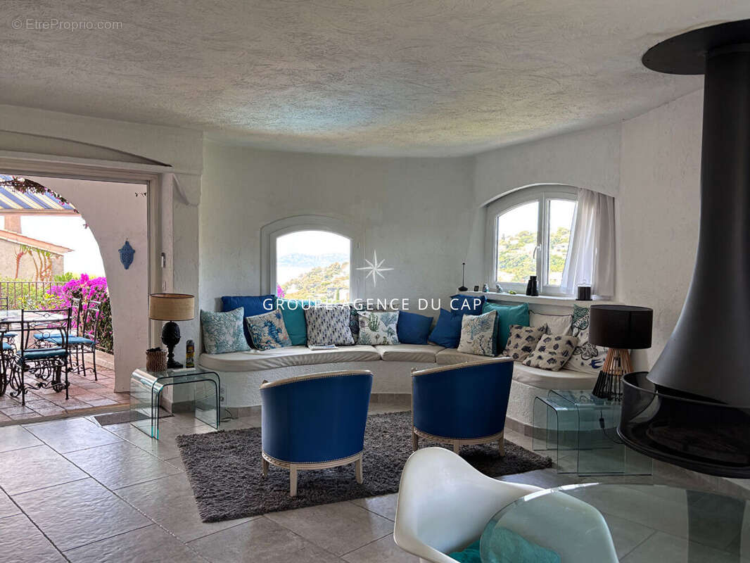A vendre villa 6 chambres avec studio et 3 pieces independants vue mer exposition sud-ouest piscine garage parikings les issambr - photo 9