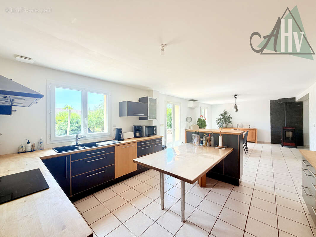 Maison - 7 pièces - avec jardin et garages - Villiers-Saint-Georges - photo 6