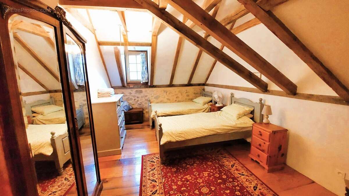 Lunac: Propriété de caractère avec trois habitations , piscine et vues panoramiques - photo 12