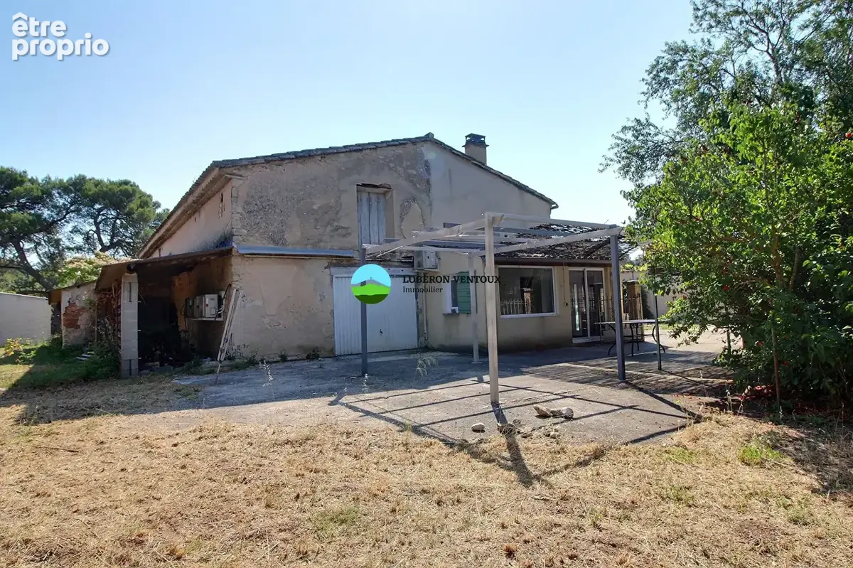 Mas composé de 2 habitations et un terrain constructible sur environ 2600m² - photo 2