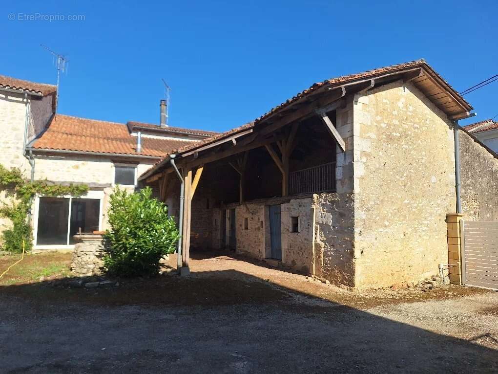 Maison à CHASSENEUIL-SUR-BONNIEURE
