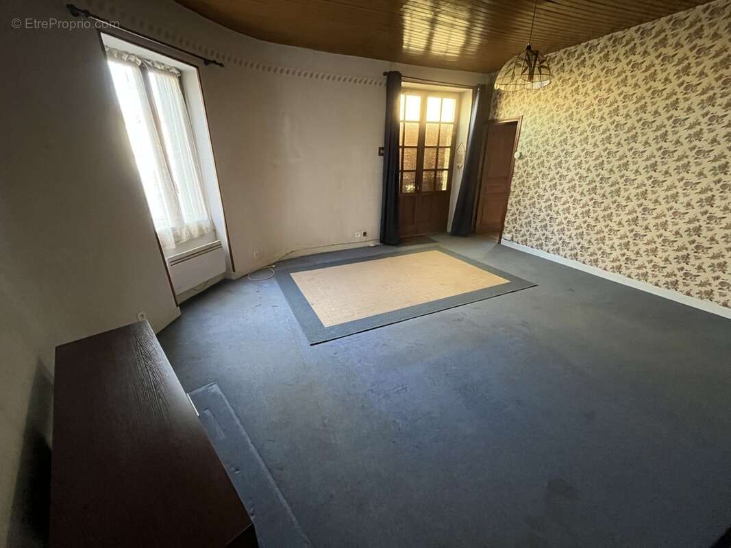 Maison à LE BREUIL-SUR-COUZE