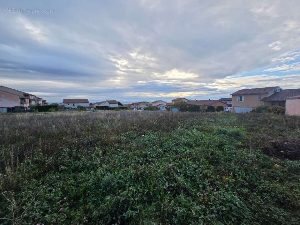 Terrain à ODENAS