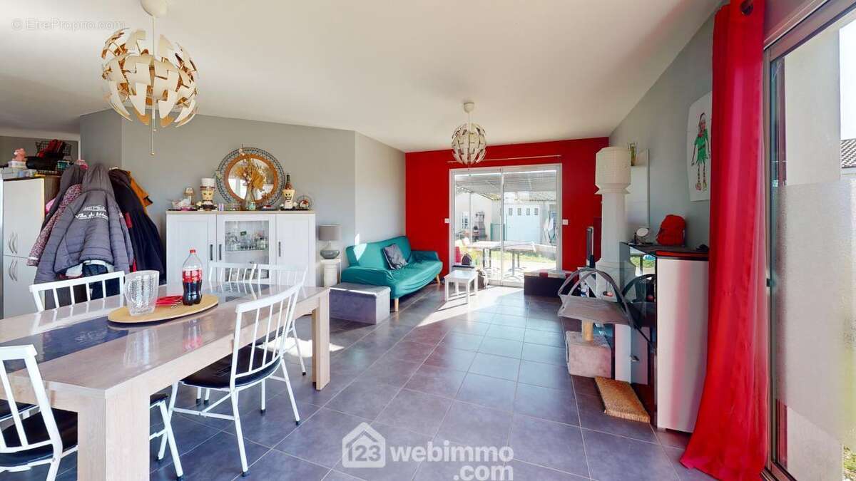 Grande pièce de vie ouverte, lumière naturelle grâce à ses larges baies vitrées. Espace convivial intégrant un coin salon et une salle à manger. - Maison à LONGEVILLE-SUR-MER