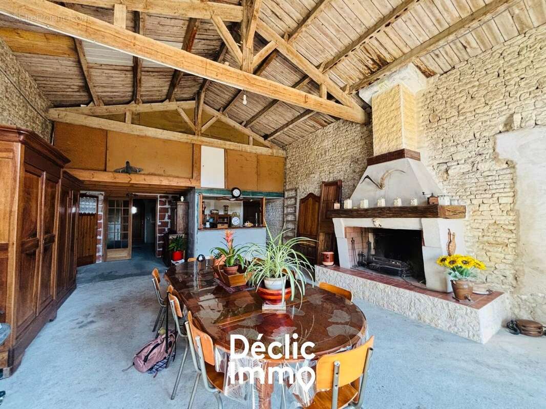 LA JARRIE  - Maison de caractère à fort potentiel avec dépendances, jardin et garage - photo 5