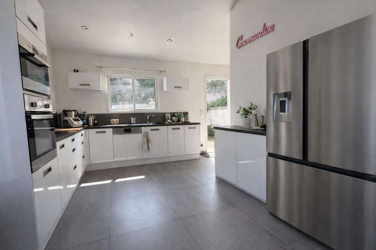 Maison à SAINT-MITRE-LES-REMPARTS