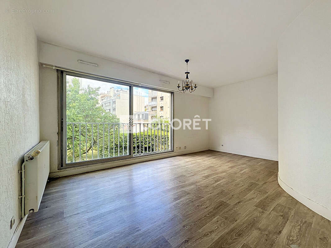 Appartement à COURBEVOIE
