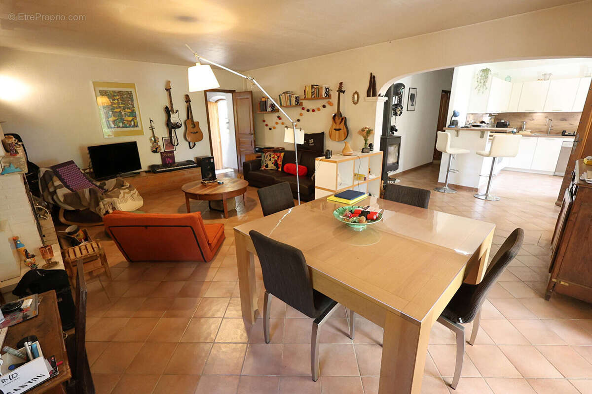 Maison 135 m² avec 2 mazets en pierre et bassin aperçu mer - photo 13