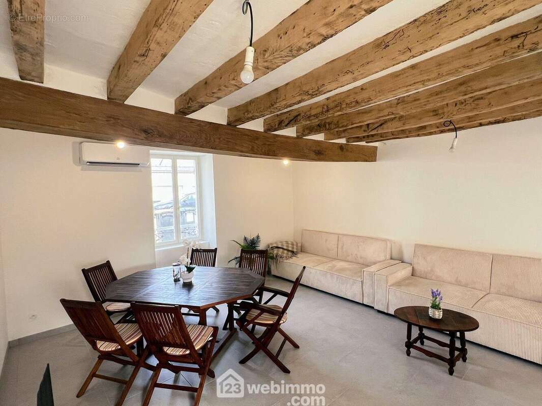 La maison dispose d'une belle pièce de vie de 23 m²... - Maison à ANGERS