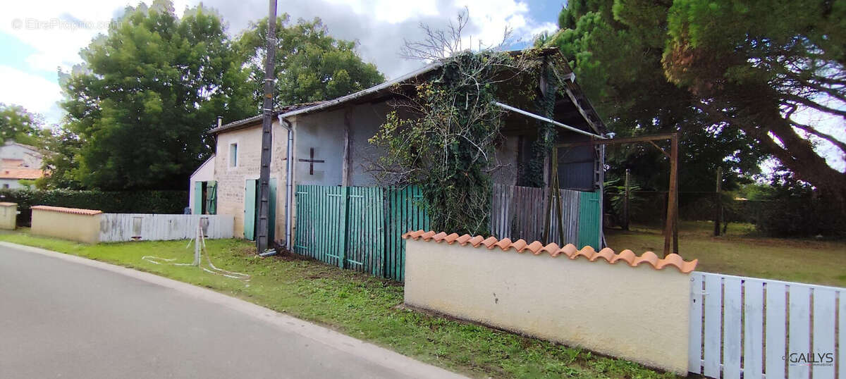 Maison à SAINT-SIMON-DE-PELLOUAILLE