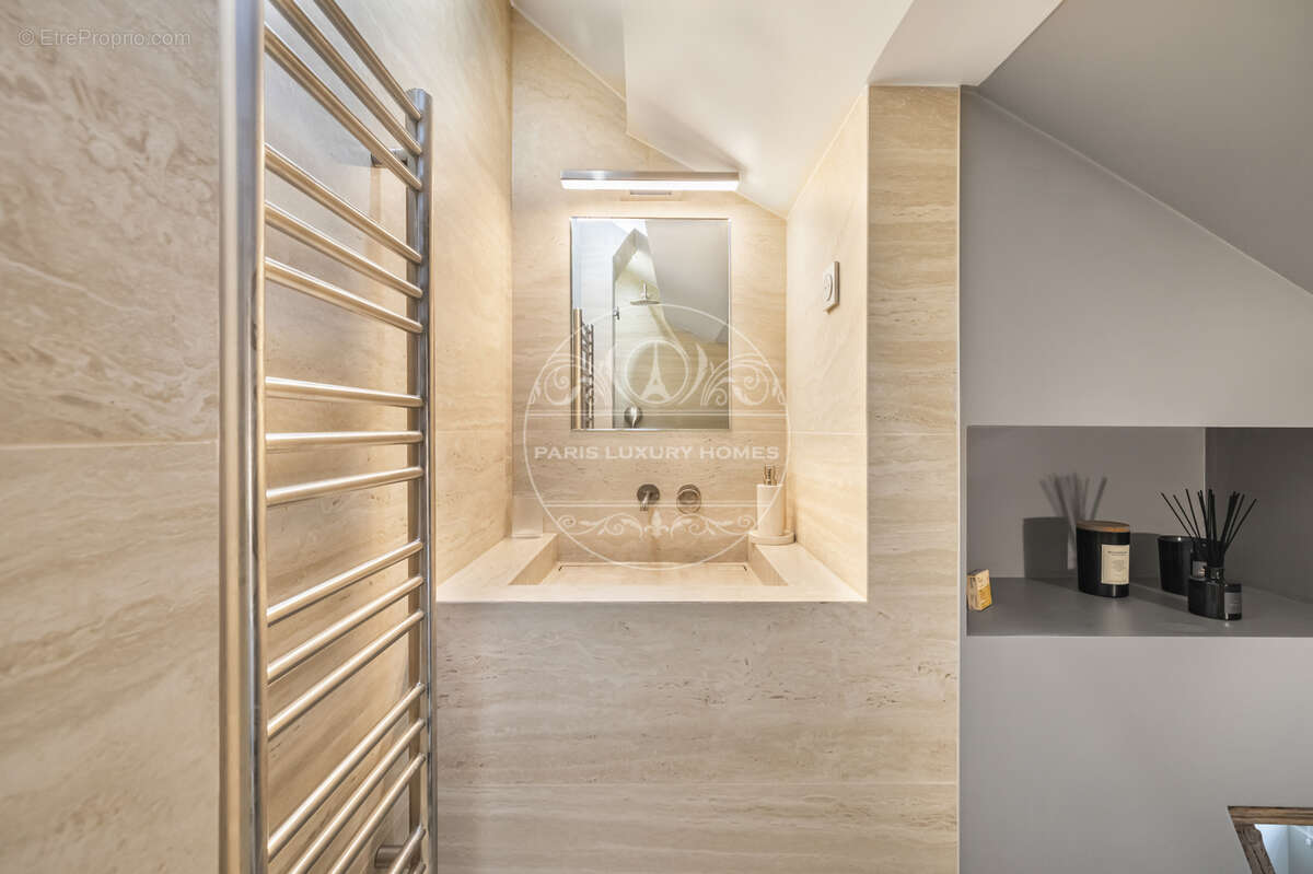 Appartement à PARIS-1E