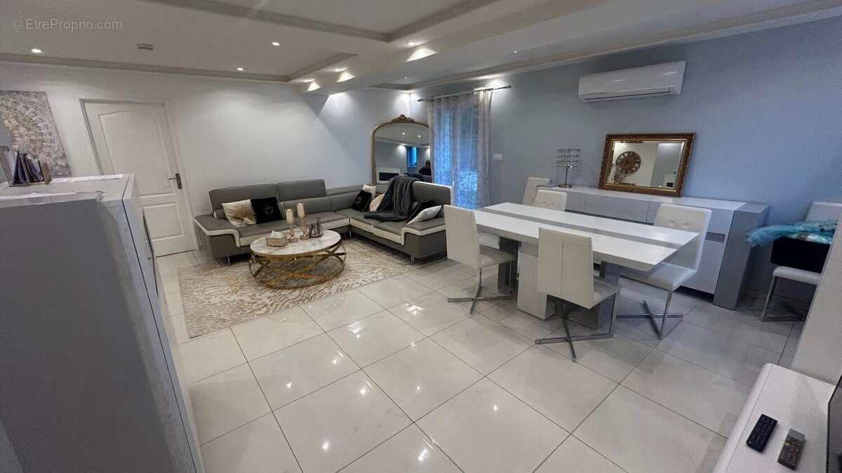 Maison a vendre a Vétraz Monthoux Salon Séjour - Maison à VETRAZ-MONTHOUX