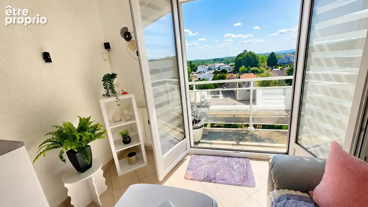 CREUTZWALD ? Appartement F2 rénové, dernier étage avec balcon et cave - photo 1