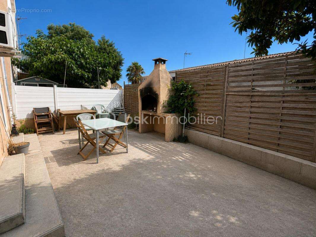 VIAS – Maison 3 faces avec extérieur, stationnement et 3 chambres, à 2 km de la plage ! - photo 4