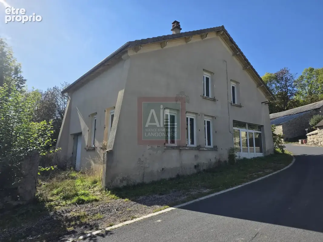 Ancienne école avec terrain - photo 1