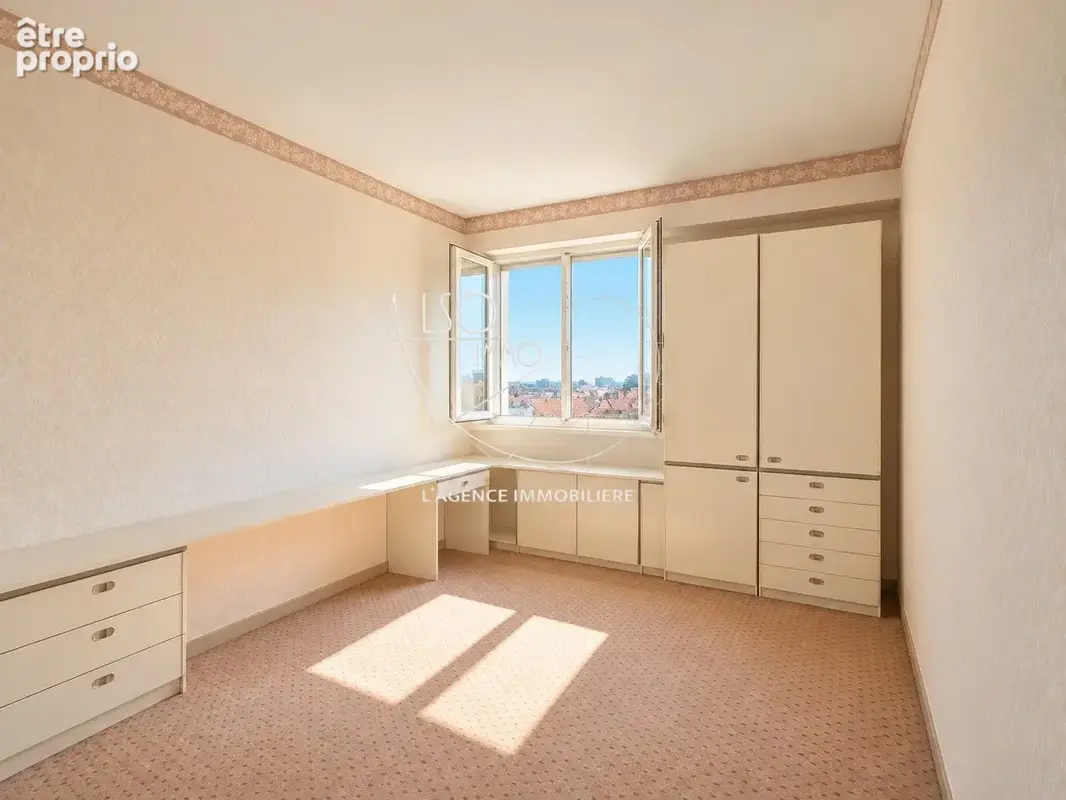 Chambre - Photo retouchée  Mobilier supprimé numériquement