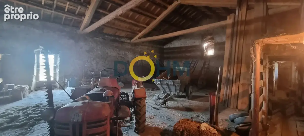 Corps de ferme avec 4 715 m2 de terrain clos, vue panoramique et plus de 480 m2 de dépendances - photo 14