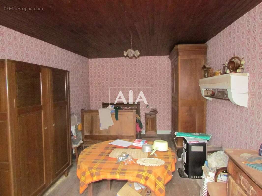 Maison à LES ADJOTS