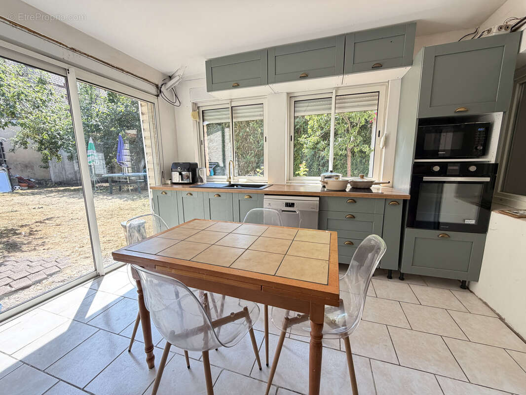 Maison familiale de 130 m2 à Le Petit-Quevilly. - photo 3