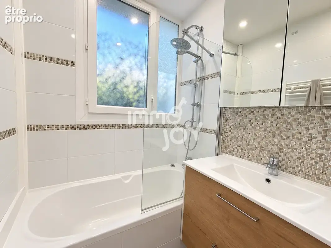Venez découvrir cet appartement T5 situé à seulement 1km des plages et du port de Fréjus. - photo 7
