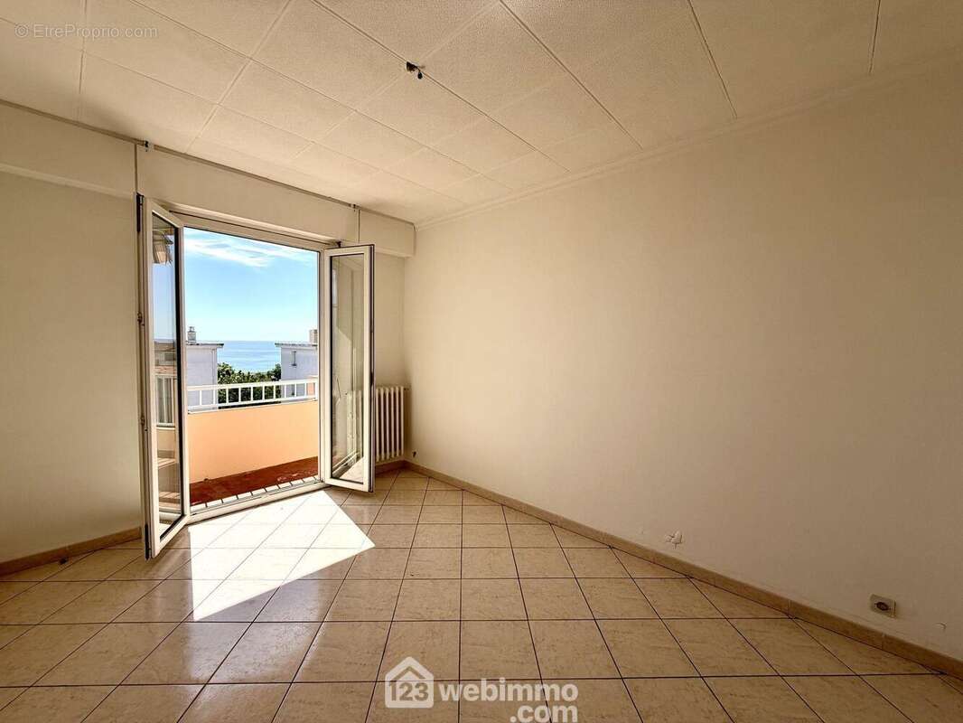Chambre n°2 de 13,50 m2 - Appartement à BASTIA
