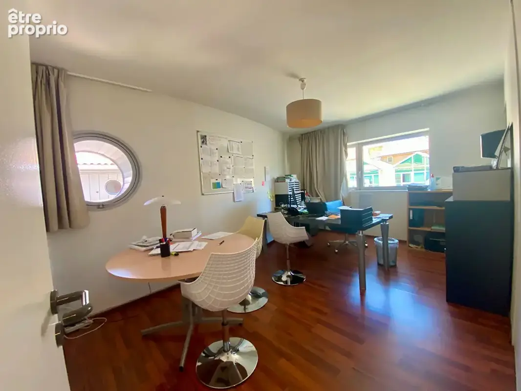 Centre-ville de Millau  Duplex professionnel avec locataire en place - photo 13