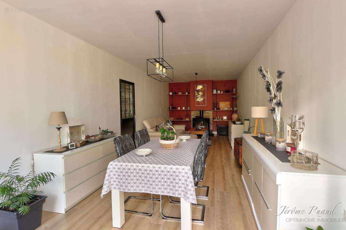 Maison de caractère rénovée de 205 m² avec jardin, bois, et grange - photo 5
