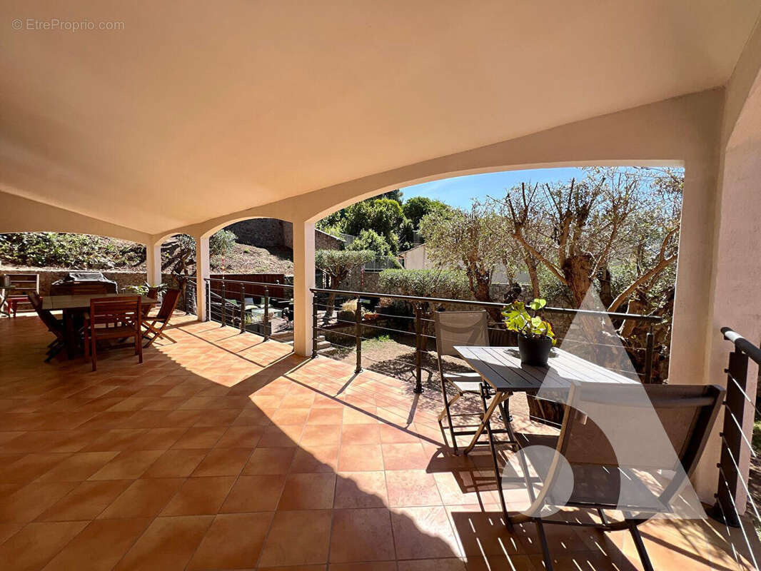 Maison à LE REVEST-LES-EAUX