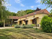 Maison traditionnelle dans le Gers, avec toiture en tuiles, stores et terrasse. - Maison à VILLECOMTAL-SUR-ARROS