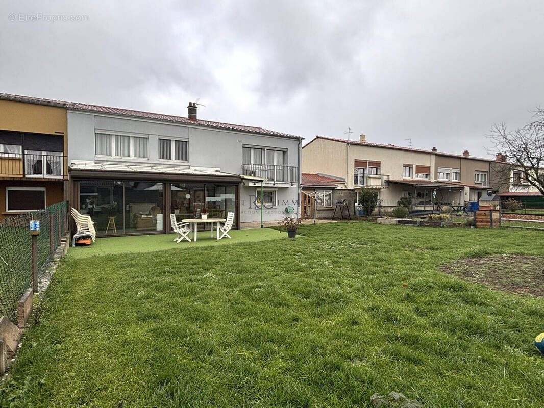 Maison à AY-SUR-MOSELLE