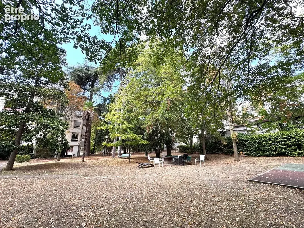 Avenue Saint-Exupéry : T1 bis à rénover dans une résidence avec parc arboré - photo 9