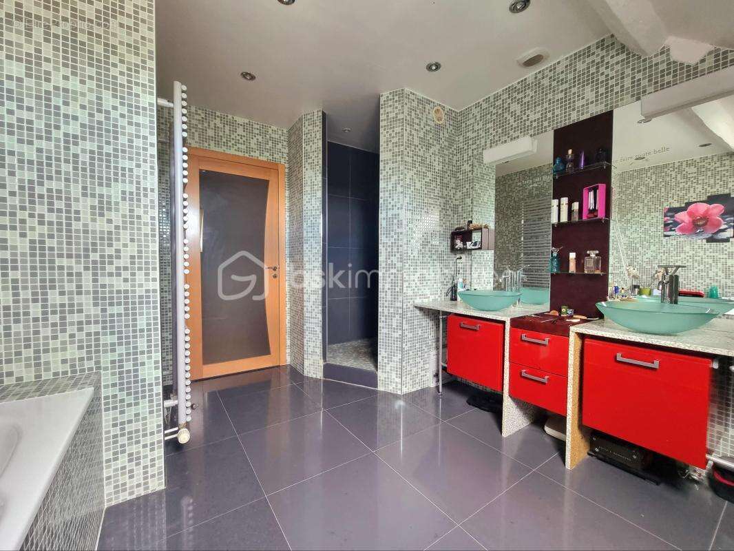Charmante maison en pierre, 8 pièces, 4 chambres, garage, annexes, piscine !!! - photo 16