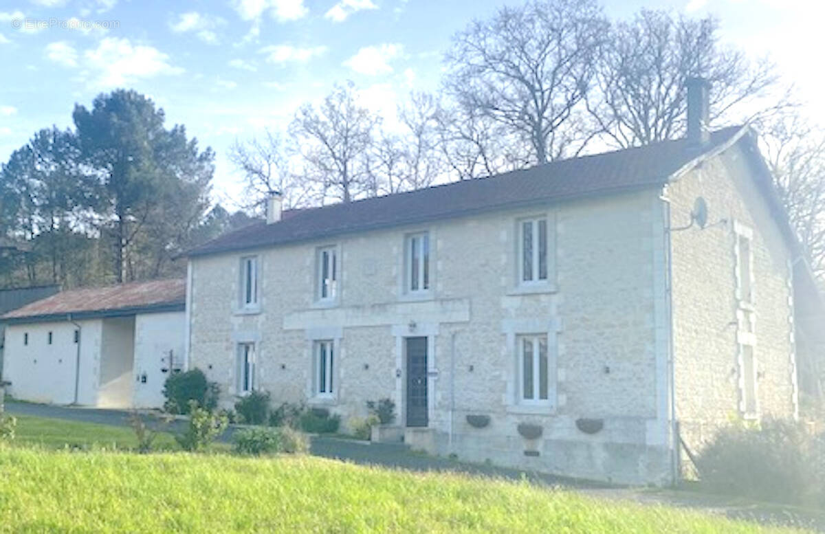 Maison à BAIGNES-SAINTE-RADEGONDE