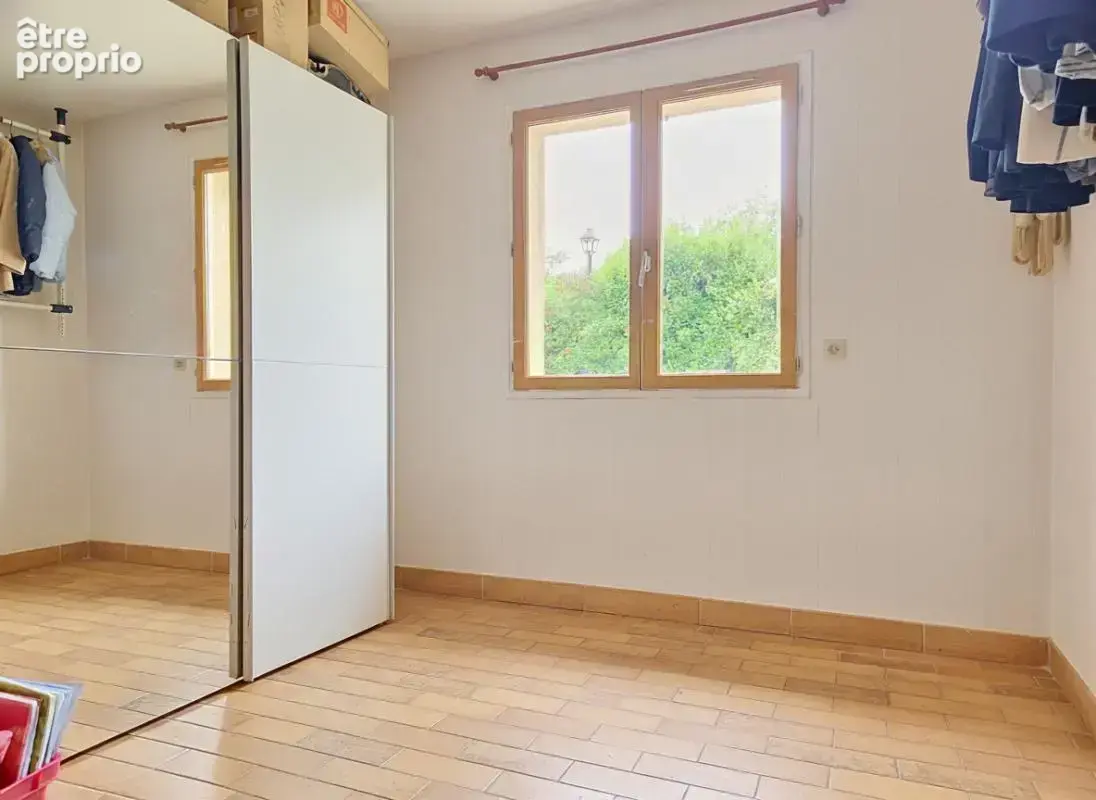 Maison - Plain-pied - 5 Chambres - Buanderie - Cellier - Cave - Deux Terrasses - Jardin - Piscine - - photo 26