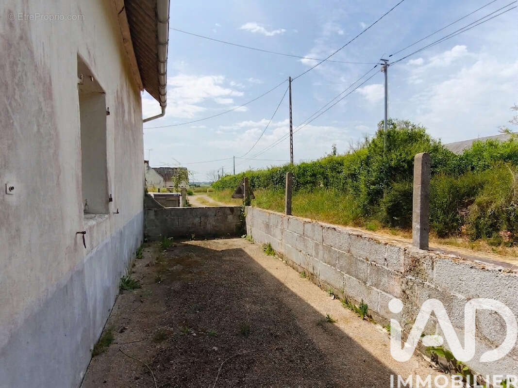 Maison 74 m² à Le Mesnil-Angot  - photo 4