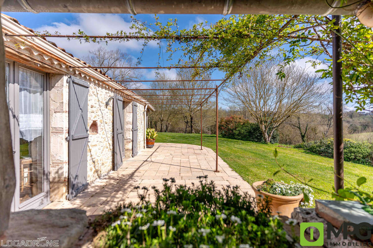 Proche CASSENEUIL à 15 minutes de VILLENEUVE SUR LOT, maison en pierres sur terrain de 2462 m2. - photo 3
