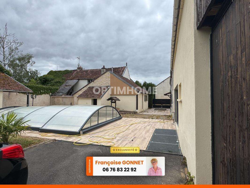 LONGERE de 215 m² - 6 pièces - 4 chambres - Piscine - 275 000 € - LAPAN - photo 26