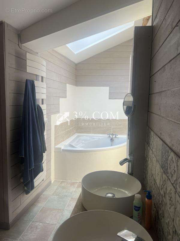 3%. com immobilier à  iteuil - photo 16