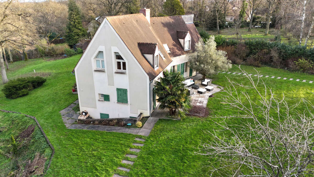 Belle Demeure  avec environnement exceptionnel MONTFORT L 'AMAURY /MÉRÉ  8 pièces 201 m2 - photo 4
