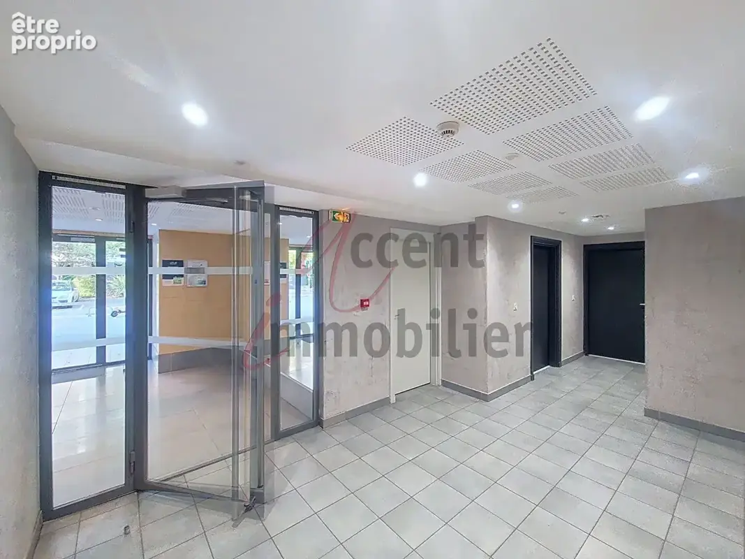 Avignon : Studio de plain-pied avec parking en résidence sécurisée - photo 2