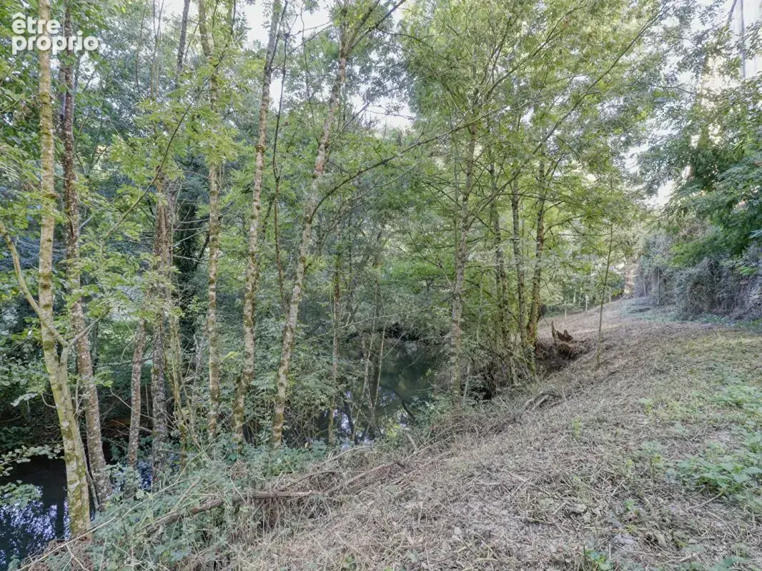 Maison 3 chambres avec grande terrasse et terrain de 2 300 m² bordé par une rivière - photo 17