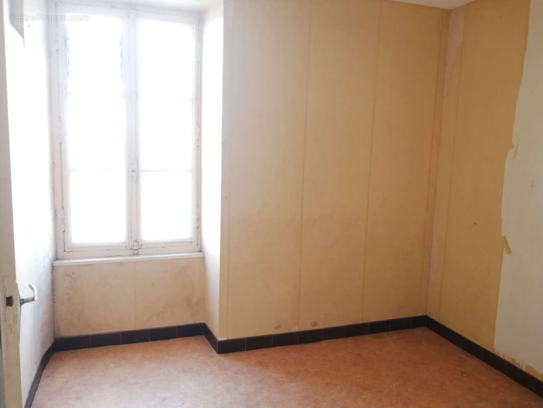 Maison à SAINT-DENIS-DE-JOUHET