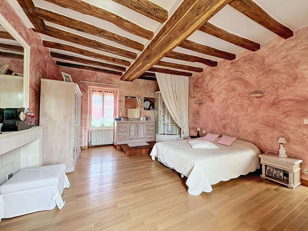 Maison à AMBILLOU-CHATEAU
